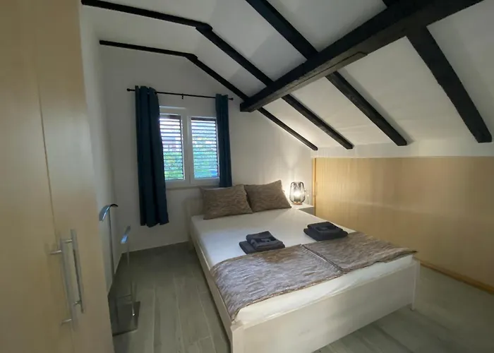 Apartmani Grebastica 아파트 *