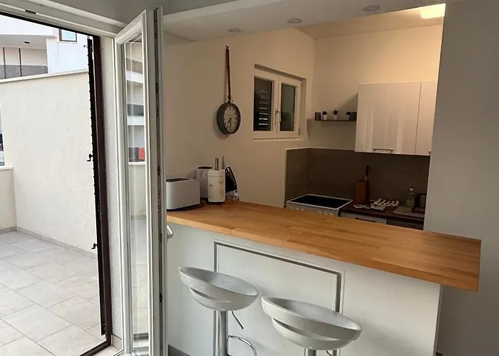 Apartmani Grebastica 아파트 *